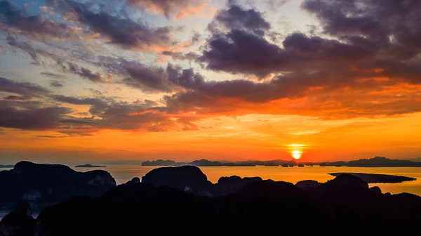 Photo aérienne grand angle du coucher du soleil et de la montagne en K — Photo