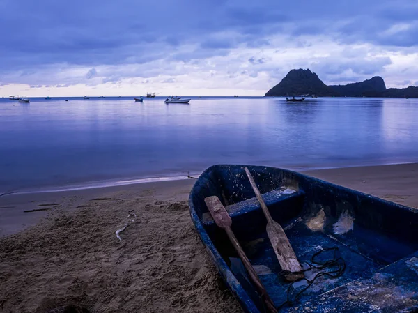 Landschap van zee en kleine boot in Twilight Time, Thailand — Stockfoto