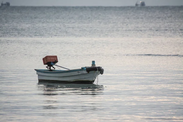 Kleine vissersboten in de zee — Stockfoto