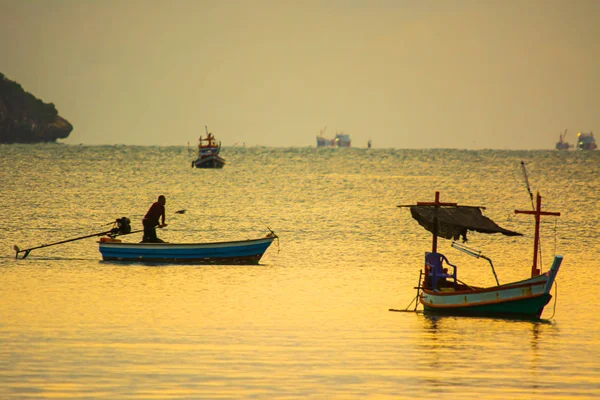 Pequeños barcos de pesca en el mar en Crepúsculo — Foto de Stock