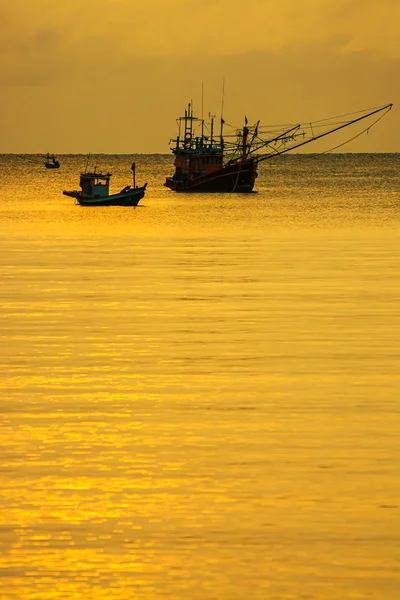 Kleine vissersboten in de zeezee in schemer tijd — Stockfoto