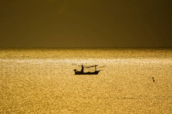 เรือประมงขนาดเล็กในทะเลในเวลากลางคืน — ภาพถ่ายสต็อก