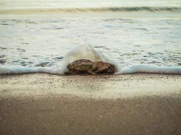 放置在海滩上的石头 — 图库照片