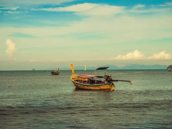 Petits bateaux de pêche dans, Kabi Thaïlande — Photo