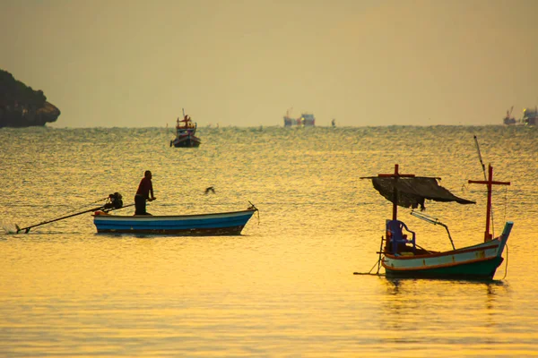 Petits bateaux de pêche dans la mer au crépuscule — Photo