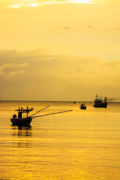 Kleine vissersboten in de zeezee in schemer tijd — Stockfoto