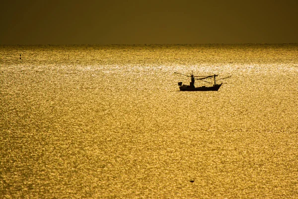 Mici bărci de pescuit în mare în timpul crepusculului — Fotografie, imagine de stoc