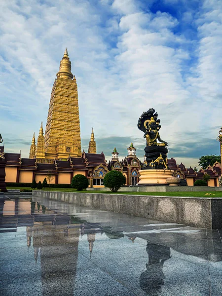 Όμορφοι ναοί το πρωί, Ταϊλάνδη — Φωτογραφία Αρχείου