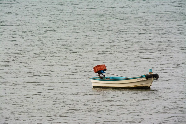 Kleine vissersboten in de zee — Stockfoto