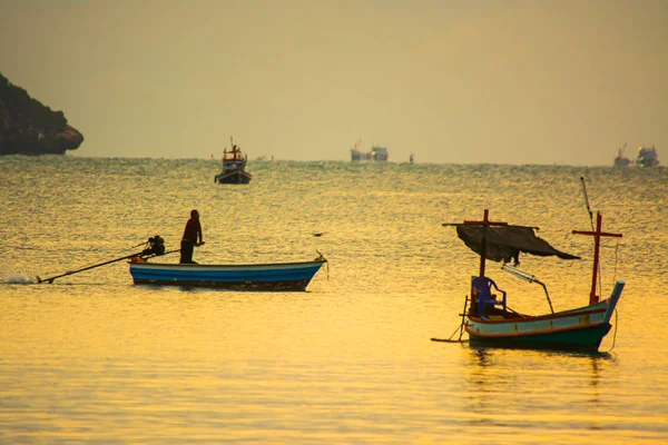 Pequenos barcos de pesca no mar no tempo Crepúsculo — Fotografia de Stock