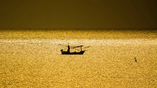 Kleine vissersboten in de zeezee in schemer tijd — Stockfoto