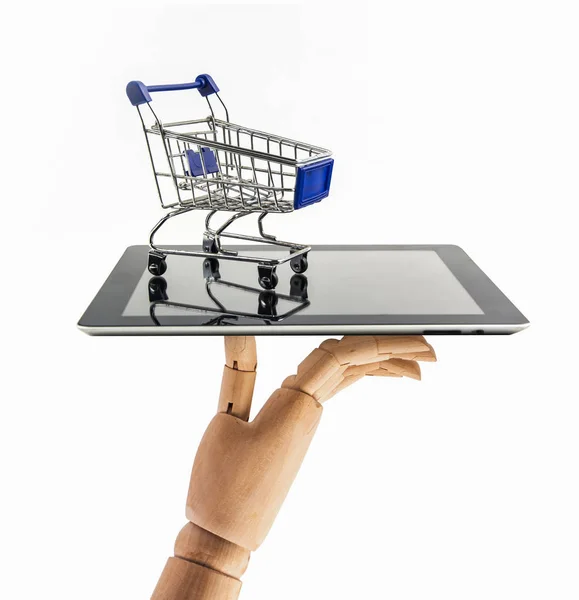 Καλάθι με tablet στο λευκό backgrond, σημαίνει ψώνια — Φωτογραφία Αρχείου