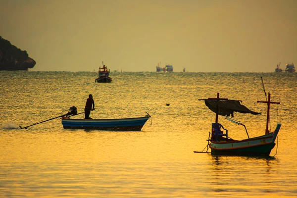 Pequeños barcos de pesca en el mar en Crepúsculo — Foto de Stock