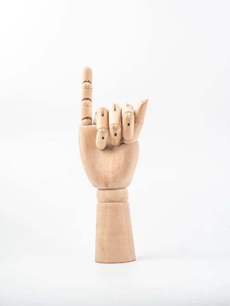 Ruka z dřevní panenky udělejte prstem malý prst, aby se usmířil — Stock fotografie