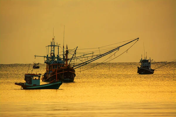 Kleine vissersboten in de zeezee in schemer tijd — Stockfoto
