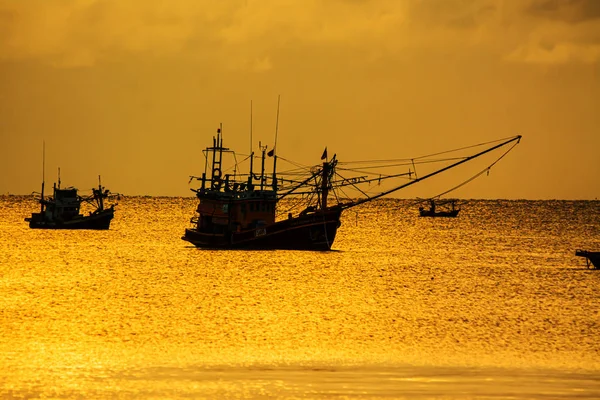 Kleine vissersboten in de zeezee in schemer tijd — Stockfoto