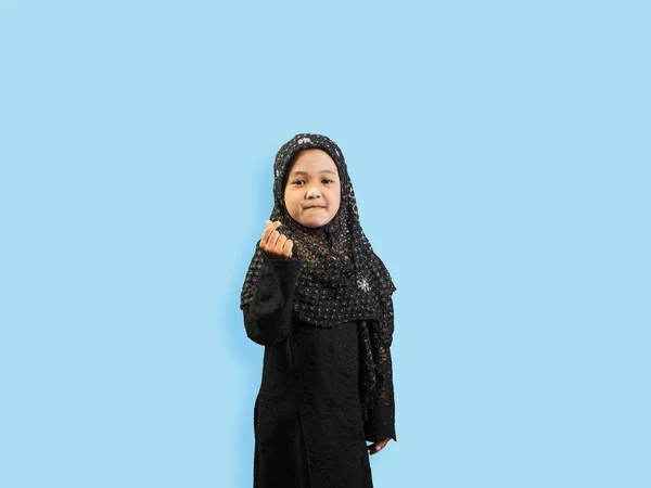Muslimisches Mädchen in einem Kleid, isolierter Hintergrund — Stockfoto