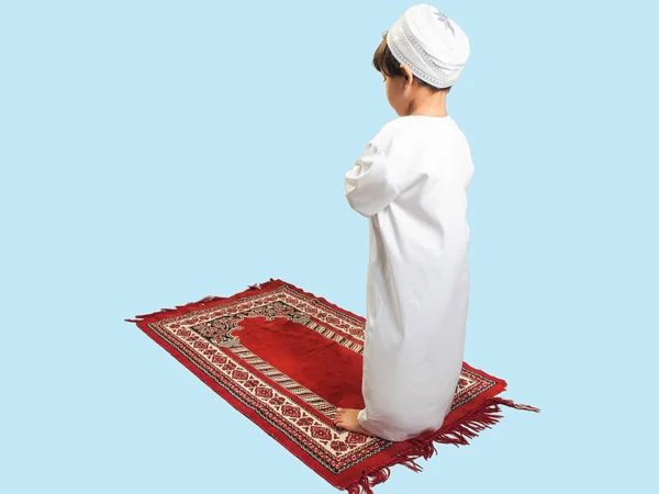 Muslimischer Junge in einem betenden Kleid, isolierter Hintergrund — Stockfoto
