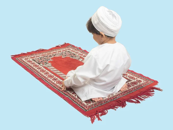 Muslimischer Junge in einem betenden Kleid, isolierter Hintergrund — Stockfoto