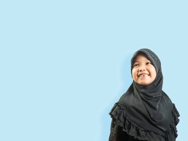 Moslim meisje in een jurk, isoleren achtergrond — Stockfoto