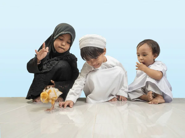 Muslimische Mädchen und Jungen in einem Kleid und einer Tussi, isolierter Hintergrund — Stockfoto