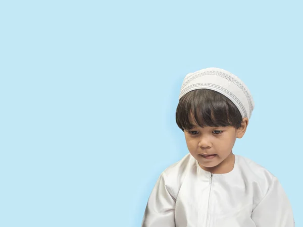 Αγόρι μουσουλμάνος με φόρεμα, απομόνωσε το φόντο. — Φωτογραφία Αρχείου
