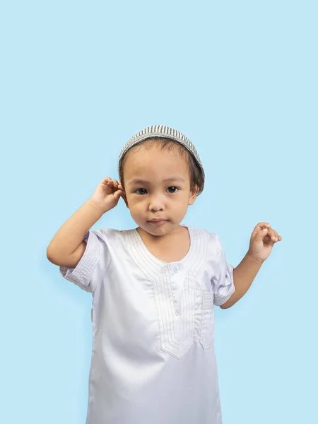 穆斯林男孩在礼服，隔离背景 — 图库照片