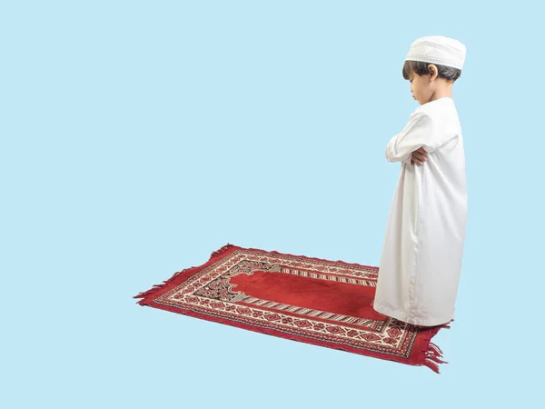 Muslimischer Junge in einem betenden Kleid, isolierter Hintergrund — Stockfoto