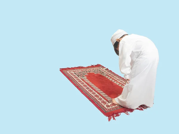 Menino muçulmano em um vestido Orando, fundo isolado — Fotografia de Stock