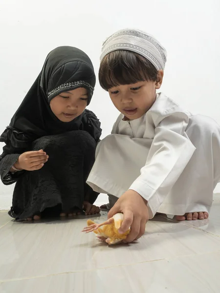 Muslimische Mädchen und Jungen in einem Kleid und einer Tussi, isolierter Hintergrund — Stockfoto