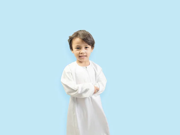 Muzułmański chłopiec w sukni, izolować tło — Zdjęcie stockowe