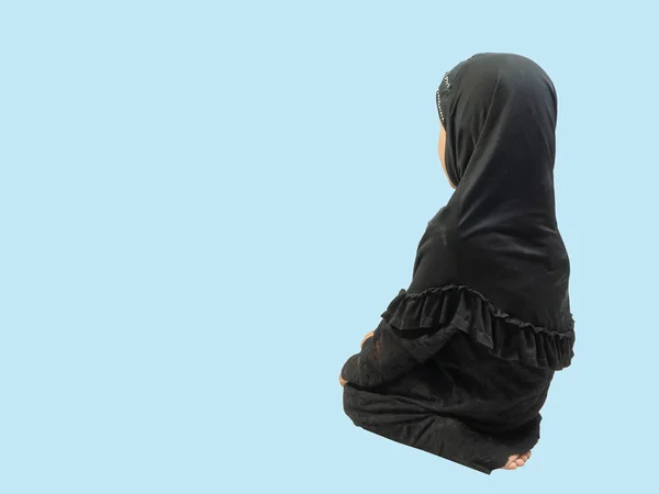 Muslimisches Mädchen in einem Kleid, das Gottes Segen sucht, isoliert Backgr — Stockfoto