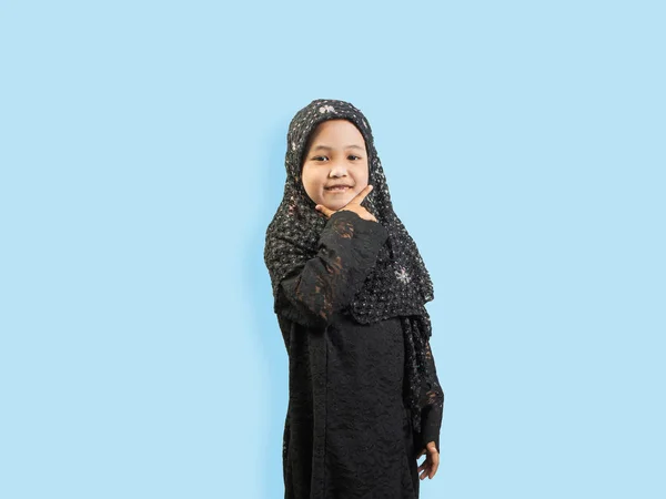 ドレスのイスラム教徒の女の子は、背景を隔離 — ストック写真