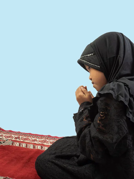 Chica musulmana en un vestido Orando, aislar el fondo — Foto de Stock