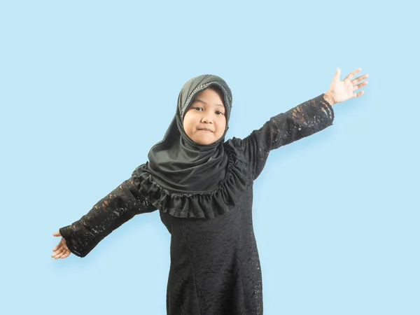 穆斯林女孩在礼服，隔离背景 — 图库照片
