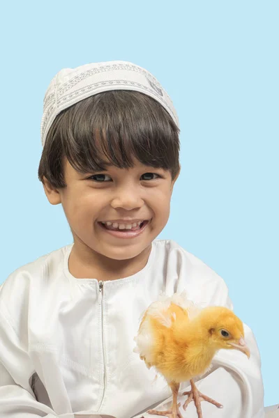 Muslimischer Junge in einem Kleid und einer Tussi, isolierter Hintergrund — Stockfoto