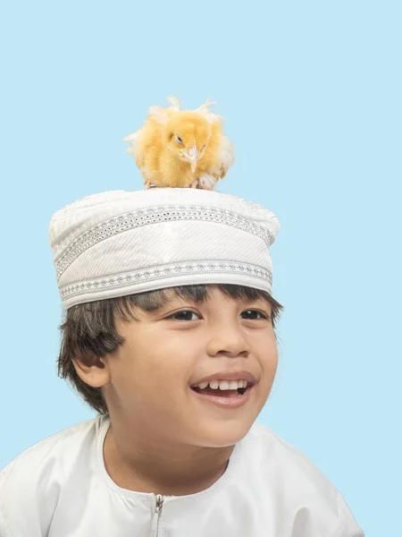 Muzułmański chłopiec w sukni i piskląt, izolować tło — Zdjęcie stockowe