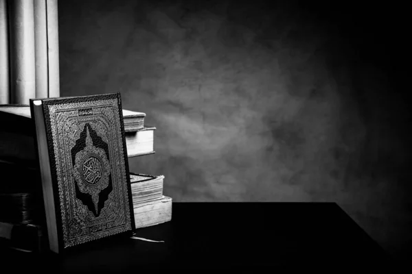 Corano - libro sacro dei musulmani (elemento pubblico di tutti i musulmani) su t — Foto Stock