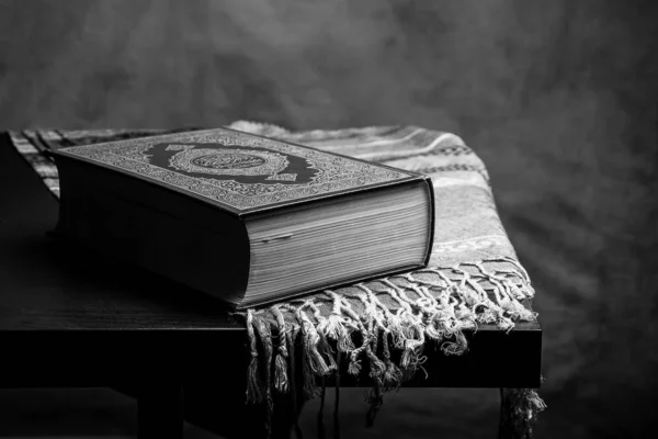 코란-t에 이슬람교도 (모든 이슬람교도의 공개 항목)의 거룩한 책 — 스톡 사진