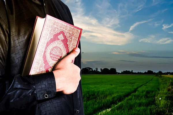 Koran in der Hand - Heiliges Buch der Muslime (öffentliches Gut aller Muslime — Stockfoto