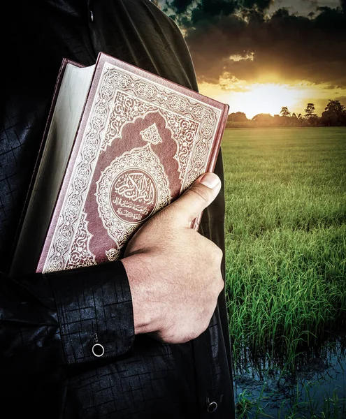 Corano in mano - libro sacro dei musulmani (articolo pubblico di tutti i musulmani — Foto Stock