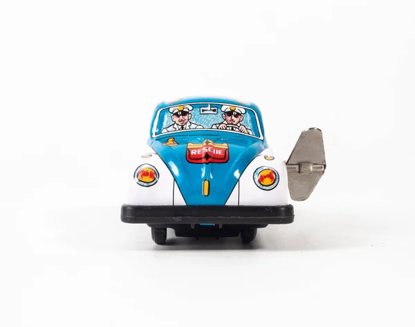 Auto Blechspielzeug auf weißem Hintergrund — Stockfoto