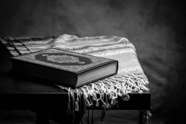 Koran - świętej księgi muzułmanów (publiczny element wszystkich muzułmanów) na t — Zdjęcie stockowe