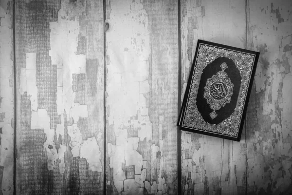 Коран - священная книга мусульман (публичный предмет всех мусульман) на т — стоковое фото