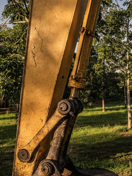 Excavadora Trabajando en suelo polvoriento — Foto de Stock