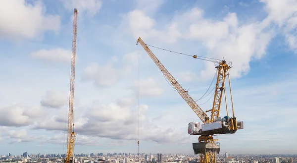 Großbaustelle Mit Mehreren Kränen Die Einem Gebäudekomplex Arbeiten Mit Klarem — Stockfoto