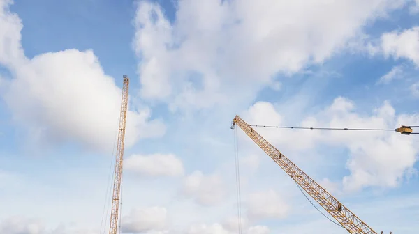 Gran Obra Construcción Que Incluye Varias Grúas Que Trabajan Complejo — Foto de Stock