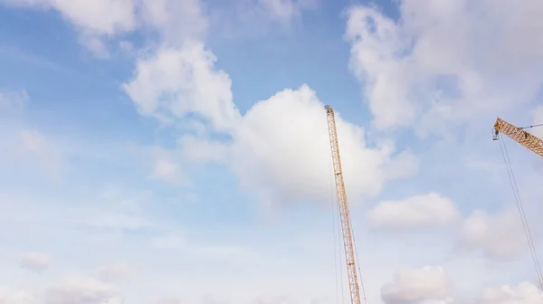 包括几台起重机在内的大型建筑工地在一幢大楼里工作 天朗气清 阳光灿烂 — 图库照片