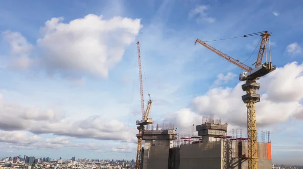 Gran Obra Construcción Que Incluye Varias Grúas Que Trabajan Complejo — Foto de Stock