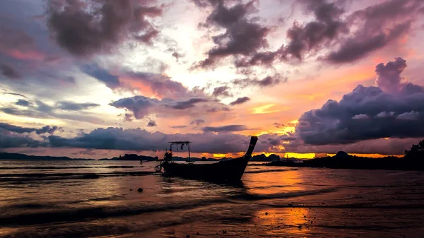 Prachtige Zonsondergang Met Vissersboot Krabi Thailand — Stockfoto